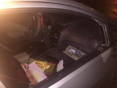 他把香烟和牛肉干放进车 第二天车窗碎了物品不见了