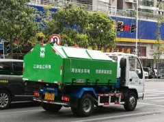 这个垃圾桶厉害了  装满后会自己“开腔”