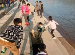 江边步梯露出大洞  一众小孩却在周围玩耍很危险