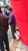 老人街头卖折耳根收到100元假币 痛心不已