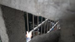 奶奶外出两岁孙女独在家 睡醒后竟爬上阳台防护栏