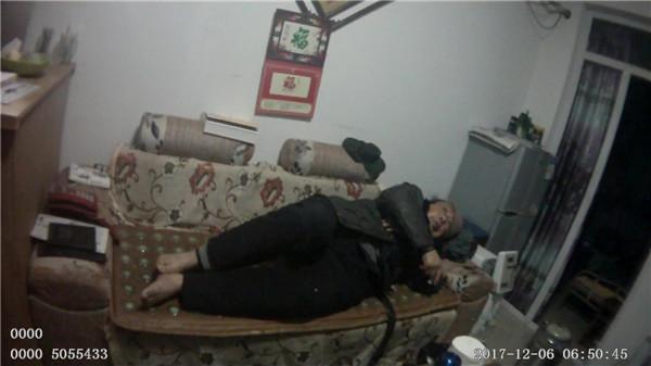八旬独居老人突发疾病 只剩微弱意识拨通110