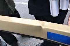 保安拉到不让走 小伙子遭索赔1200元怪哪个？