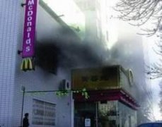 猛火灶突然燃烧  他关掉开关但已经来不及了