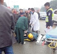 男子边开车边看热闹 他和别人擦挂了
