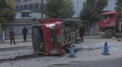 货车发生侧翻 整车水泥散落在地