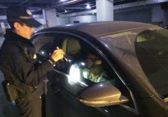 惊险！迷糊妈妈将十个月小孩误锁车内