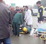 小车撞上摩托车 男子路过看热闹发生擦挂