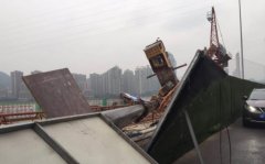 北滨路一工地吊车拆除塔吊时侧翻 场面惊险