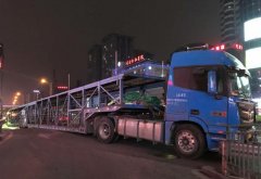 超长拖挂车晚高峰“尬停”路中央   看懵路人