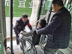天天有人抬男子上下公交 为他公交车将有大变化