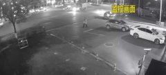 货车闯黄灯被出租车撞翻 严重受损