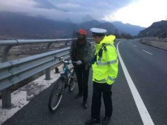 小伙没找到工作身无分文 骑单车上高速返乡
