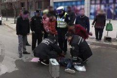 骑车将小男孩撞倒在地  一看四下无人竟然跑了