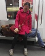 玩杂技呢？一男一女车厢内花式占座
