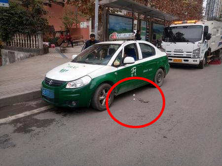 2017年12月14日,有网友爆料称,有出租车驾驶员随意乱丢垃圾,还说:"