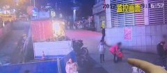 这对父母忒不靠谱 吵架竟把娃“扔”在了大街上