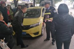开斗气车互不相让 女子手指还被夹在车窗上