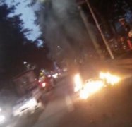 早高峰遇车辆自燃 警民齐力排险灭火