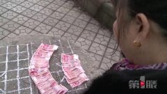 女子到医院看病捡到一个包 里面皱巴巴全是钱