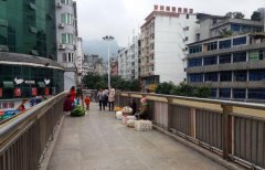 人行天桥卖菜现象“死灰复燃”