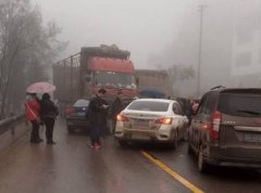 小车撞上大货车受损严重  道路还堵起了