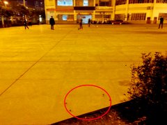 广场边缘现四颗地钉 网友：小心暗器伤人