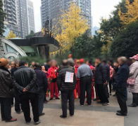 为了这块宝地 两拨跳广场舞大爷大妈争起来了