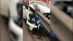 护栏插毁车头车尾被卡电杆 司机安然无恙