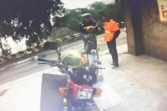 儿子非要酒后骑摩托车 父母拉住不放并报警求助