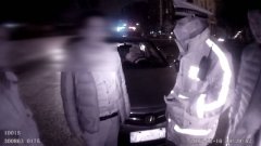 男子酒驾生事故 抛车弃女独自逃
