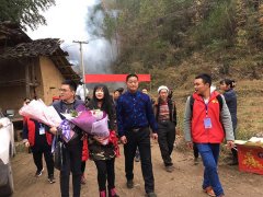 为接11年前被拐女儿回家 男子买鞭炮铺两公里路