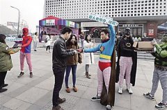 超级英雄 “空降”写字楼派发礼物 穿的是秋裤