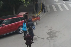 三轮拐弯撞上狗群  司机被甩出