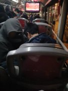 放学后很“疯狂”  他们在公交上打闹还吐口水