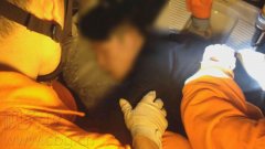 帮顾客厕所里捡手机 手被卡好尴尬