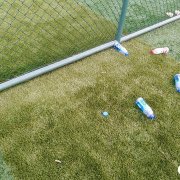 公园足球场成“垃圾场”  乱丢烟头很危险