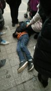 小男孩不进学校躺地不起 路人拉他反被踢一脚
