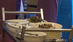 酒店员工为“抢菜”大打出手  又泼饭菜又砸盆子