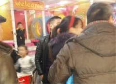 孩童争滑梯被抓伤 家长竟为此动手
