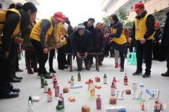 现场套圈圈比赛 老人扎堆乐开怀