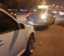 男子驾车追尾出租车 他说自己心情不好
