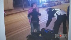 3岁男孩开玩具车在马路行驶 家长：觉得没什么危险