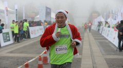 重庆雾气朦胧 4000多人在大雾中跑马拉松