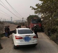 “路怒症”爆发  两车僵持山道