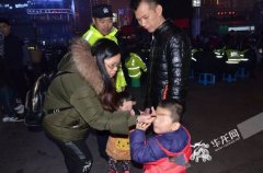 4岁男孩与父母走散 民警相助5分钟后全家团聚