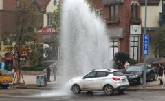 消防栓被撞成“喷泉” 过路小车排队“洗澡”