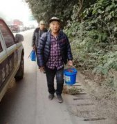 两男子高速上行走  竟是为了晒太阳