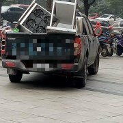 任性！重庆车主用胶带镜子自制后视镜  数月未拆