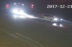 货车为抢黄灯过路口  导致前车被误伤撞出几米外